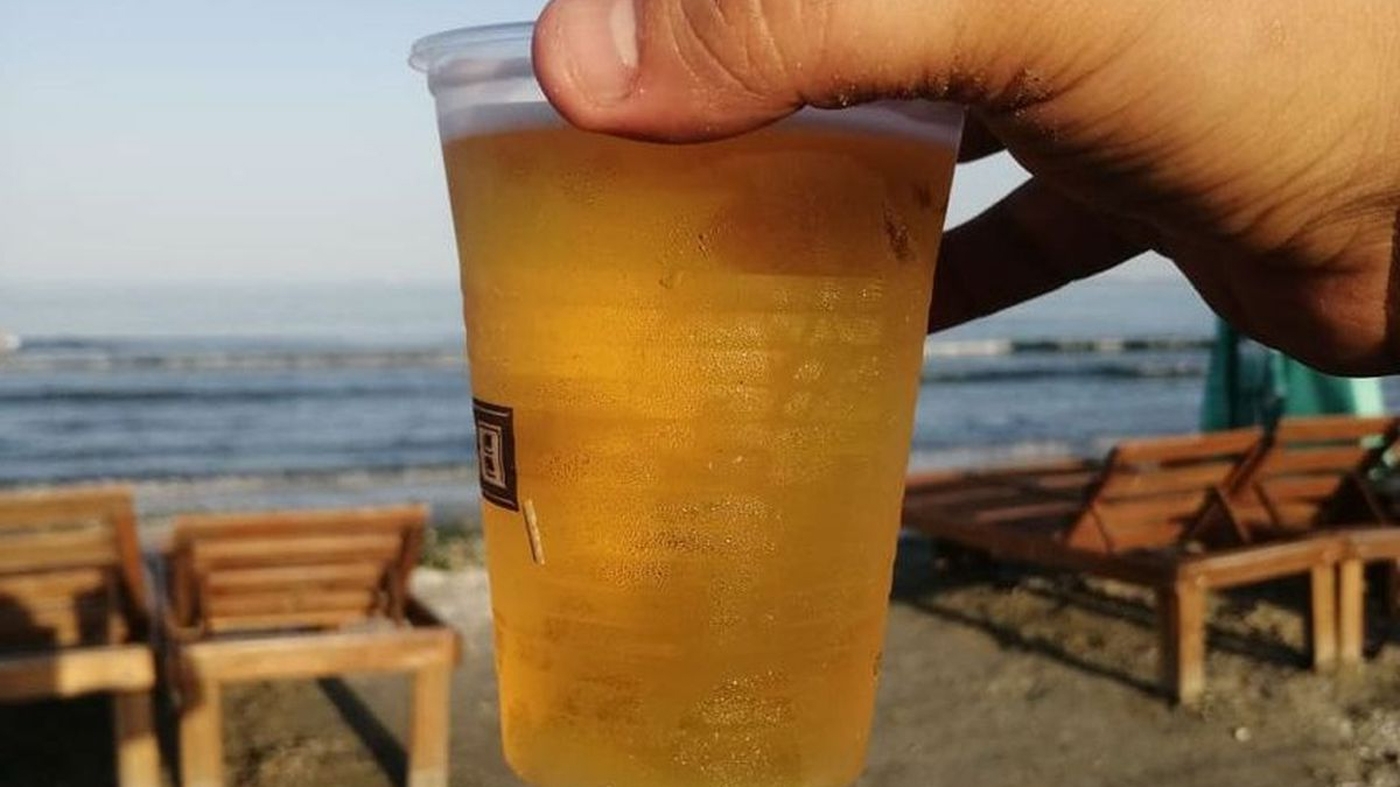 Mai scump ca în Mamaia! Cât costă o bere la draft pe plaja 3 Papuci din Constanța. O simplă cafea e 21 de lei!