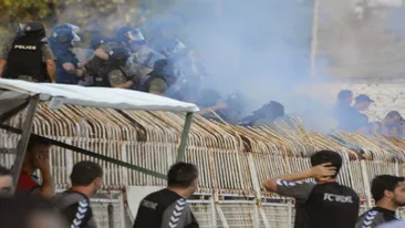 VIDEO - IMAGINI CARE POT AFECTA EMOTIONAL! In timpul unui meci, unui suporter macedonean i-a explodat o grenada in mana!