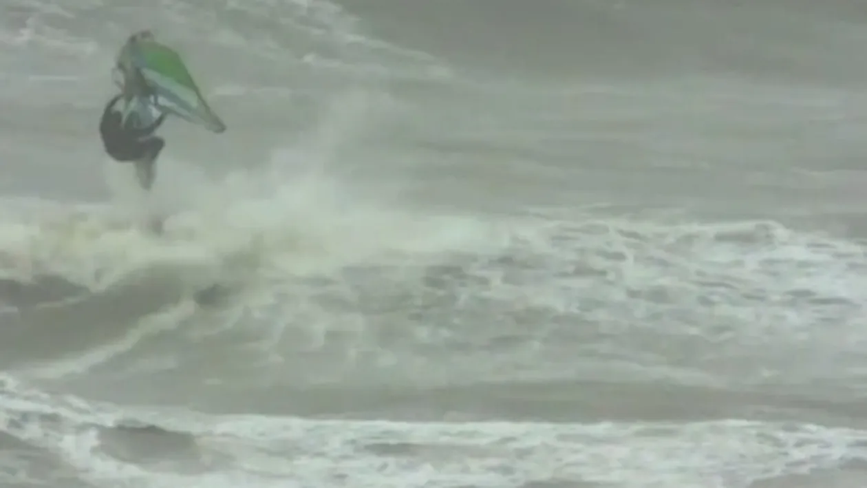 IMAGINI HALUCINANTE! Cum a fost fotografiat un barbat la Mamaia. Facea ASTA in valuri, pe furtuna de gradul 7 din 10