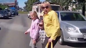 IMAGINI ŞOCANTE realizate cu camera de pe bordul unei maşini! Ce se întâmplă cu aceşti copii în doar câteva secunde