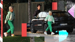Amna, divă în orice împrejurare! Nu pleacă de acasă fără un Porsche Cayenne de 150.000 € și fără fotograful personal
