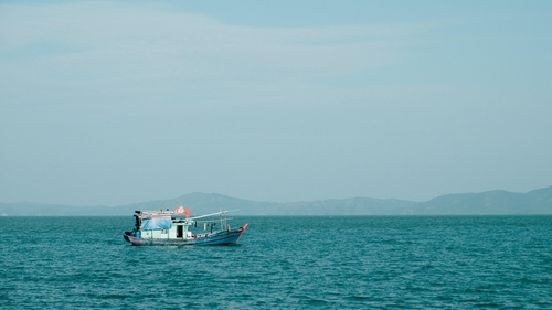 Un vas de pescuit s-a scufundat în Marea Neagră după un atac. Sunt morți și răniți