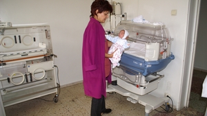 Un bebeluş abandonat la maternitatea din Târgu Jiu este crescut de asistente! E alintat cu prenumele „Mirciulică“