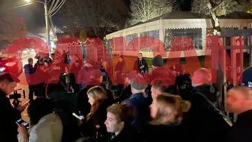 Cum i-au așteptat oamenii pe miliardarii lui Musk, veniți pentru party-ul din casa lui Dracula