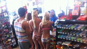 S-a apropiat de cele 3 fete în bikini, la mare, într-un market. Dar când s-a uitat la picioarele lor, a încremenit!