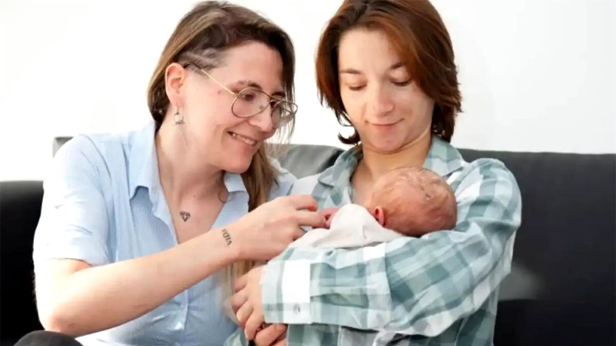 Premieră medicală! Cazul bebelușului dolofan purtat în pântece de două mame
