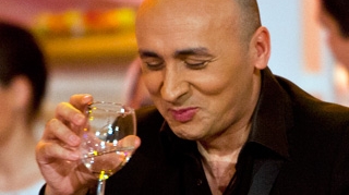 Marcel Pavel fura cetina de Paste, in copilarie!