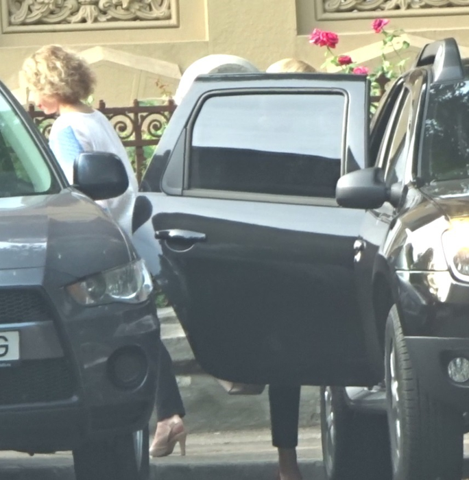 Cele două prietene se despart din nou