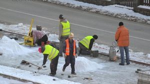 Imagini de cascadorii râsului dintr-o localitate din România! Muncitorii au pus pavele la 0 grade, topind gheaţa cu butelia de gaz!