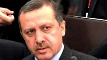 VIDEO Lista pantofului continua! Premierul Turciei, cat pe ce sa fie lovit!