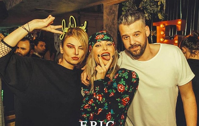 “Mama Natură”, atingeri fierbinți cu iubitul în văzul tuturor! Imagini exclusive cu Roxana Ionescu și Tinu Vidaicu