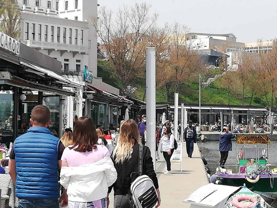 Constănțenii au ieșit la plimbare pe faleza de la Cazinou, de 1 Mai, înainte de Înviere