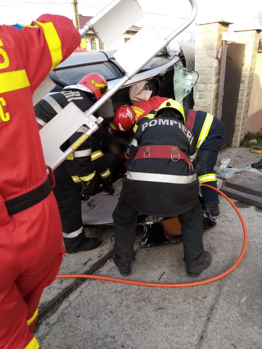 Grav accident de circulație în Suceava. O mașină a intrat într-un cap de pod, iar o persoană a decedat