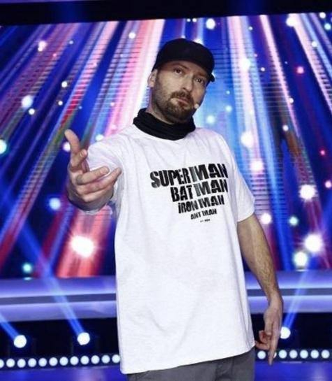 Cheloo scrie pe foile de jurizare, ce urmează să spună despre concurenții aflați pe scenă / (Sursa: Facebook)