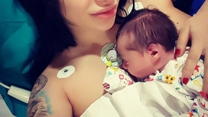 Felicitări! O brunetă celebră a devenit mămică