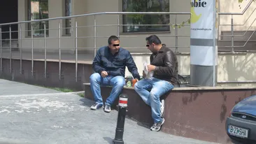 Investitie minima, placere maxima! Doi barbati au servit pranzul intr-un cartier de milionari, direct pe bordura!
