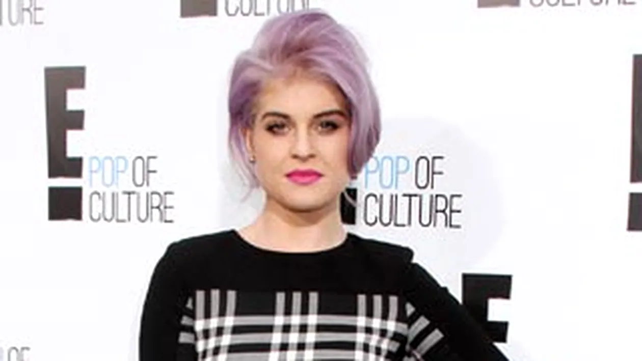 Kelly Osbourne si-a incaltat cainele cu botosei