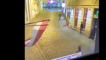 Imagini cutremurătoare la Viena! Un trecător este împușcat de terorist VIDEO