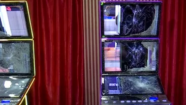 Un tânăr din Gorj a distrus mai multe aparate din sala de jocuri, nervos că a pierdut 10.000 de lei la păcănele