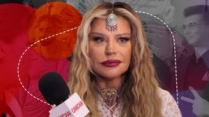 Loredana recunoaşte că mama ei a fost severă. I-a descoperit talentul muzical, dar nu a dorit ca fiica ei să devină artistă: „Încerc să o ascult, să nu am regrete”