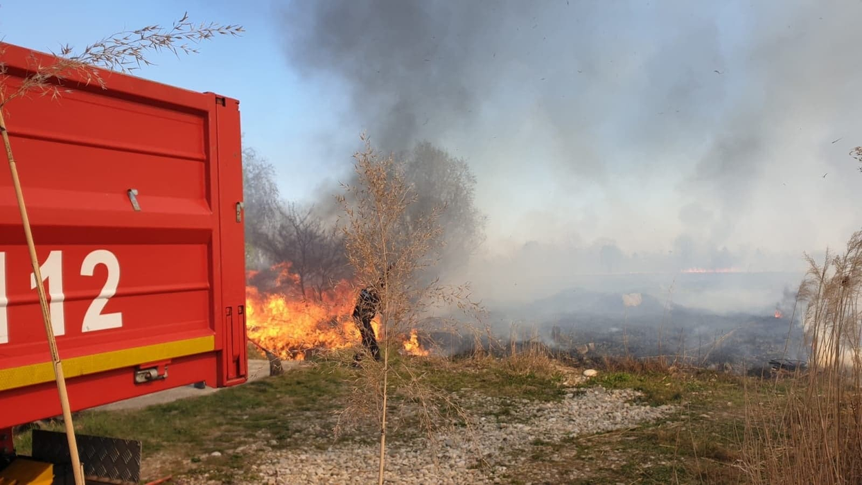 Incendiile de vegetație au pus pe jar pompierii din Dâmbovița. Acum se luptă cu focuri uriașe în mai multe localități