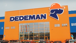 Dedeman, nevoit să despăgubească cu 50.000 de lei pe unul dintre clienți. Ce a pățit bărbatul când se plimba prin magazin
