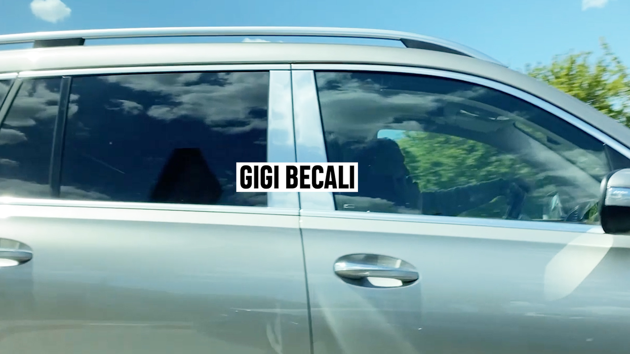 Gigi Becali se îndreaptă spre locuința din Pipera