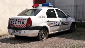 Se întâmplă în România! Un adolescent moldovean a luat la bătaie un poliţist şi a devastat maşina Poliţiei! Ce s-a întâmplat după