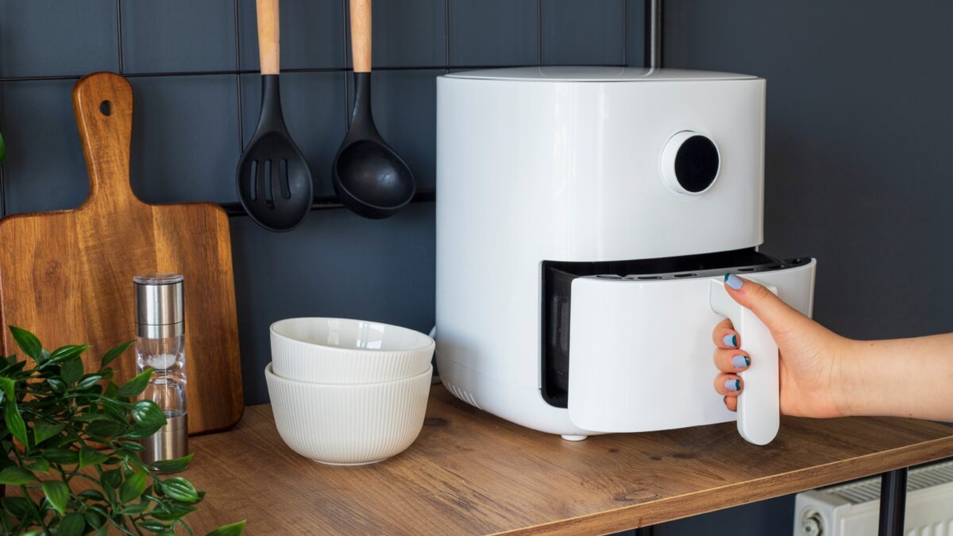 Air fryer sau aragaz? Nutriționiștii spun care metodă păstrează mai bine vitaminele din alimente