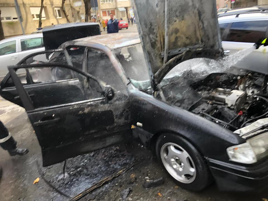 Panică în Satu Mare. O mașină a ars în totalitate, în fața unui bloc!