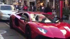 S-a ţinut de poante cu acest şofer de Lamborghini, dar a fost la un pas de moarte. Ce se întâmplă când tânărul se urcă pe capota super-maşinii i-a şocat pe mulţi