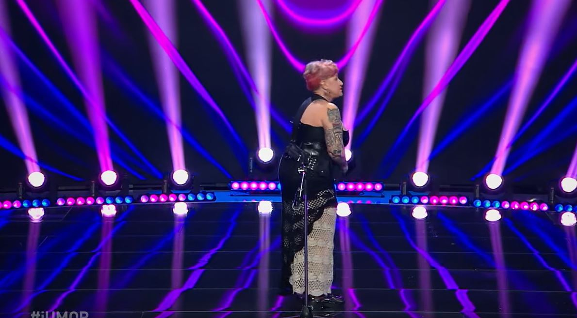 Scene halucinante la iUmor! Violeta Niculae a renunțat la lenjerie, și-a introdus o trompetă în zona intimă și a cântat. Jurații au fost uimiți: “Nu există așa ceva pe Pământ!”