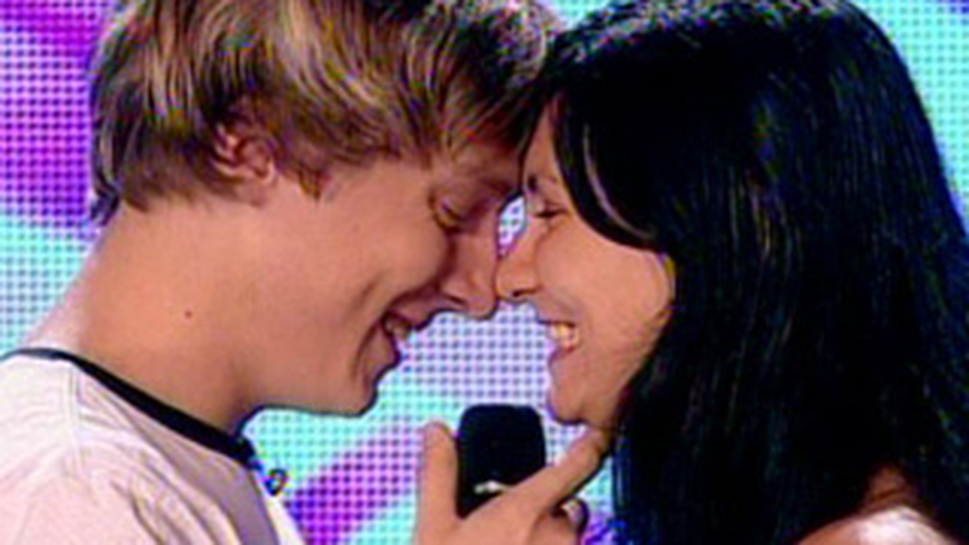 Si-a pierdut vocea si a fost la un pas sa lesine de emotii! Un concurent X Factor si-a cerut iubita in casatorie pe scena