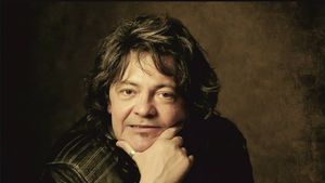 Leo Iorga a revenit pe scenă! Cum arată după cea de-a patra operaţie de cancer la cap