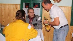 Celebrul actor Jeremy Irons a facut o vizita secreta in Transilvania! A a stat la masa cu o femeie si a baut tuica! Vezi FOTO!