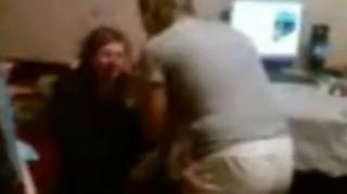 Video inimaginabil! O moldoveanca isi joaca in picioare rivala - O acuza ca a facut-o curva si a pus-o sa stea in genunchi ca sa o loveasca cu piciorul in cap