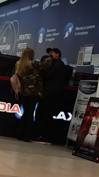 Imagini absolut şocante cu o cunoscută cântăreaţă. Şi-a igienizat nazal iubitul DIRECT într-un magazin!