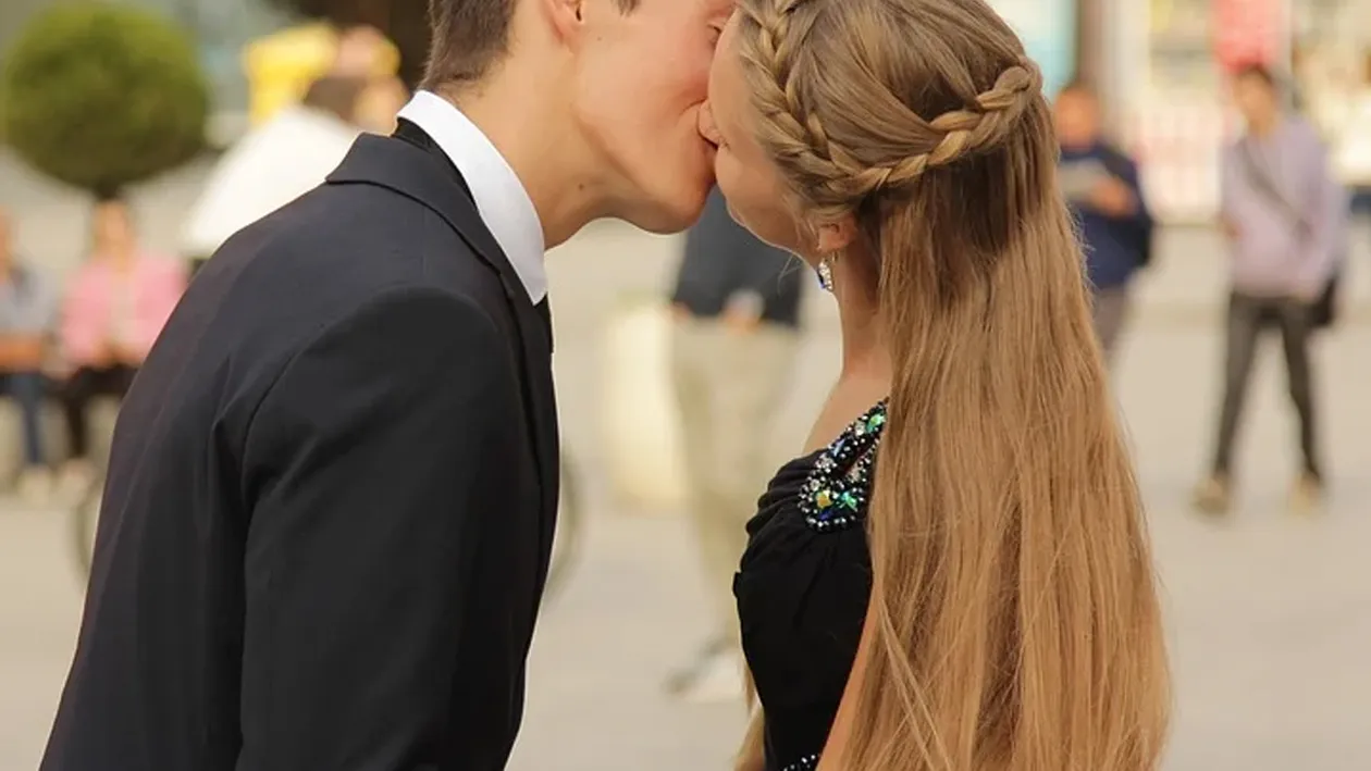 Ce se întâmplă în corpul tău, de fapt, când săruți pe cineva? Ce este hormonul fericirii și cum acționează