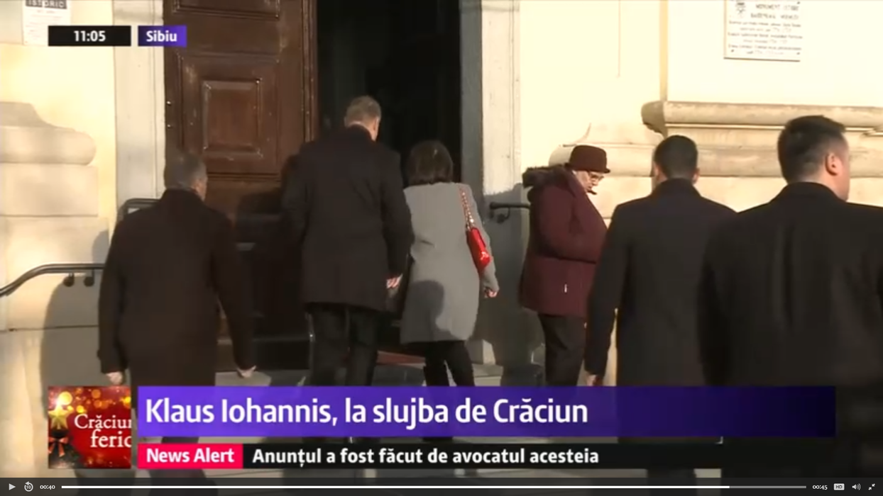 Cum s-a îmbrăcat Carmen Iohannis la biserică, în prima zi de Crăciun. Mesajul președintelui pentru români