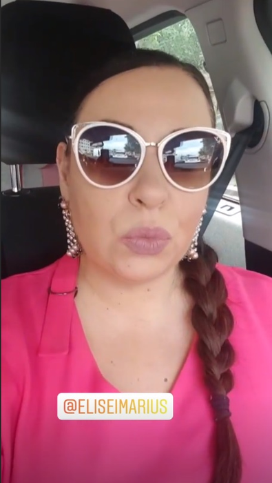 Oana Roman, într-o rochie roz bombon la cununia civilă a lui Brigitte și a lui Florin Pastramă. Ce comentariu i-a lăsat o internaută