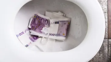 Politiştii au rămas socaţi când au fost chemaţi să desfunde mai multe toalete. Au crezut că nu vad bine când au început să scoată o sumă colosală de bani