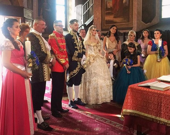 Anca Serea şi Adi Sînă, ţinută medievală la nunta finilor! Cum s-au îmbrăcat pentru a-i conduce la altar pe Sandra N. şi iubitul ei