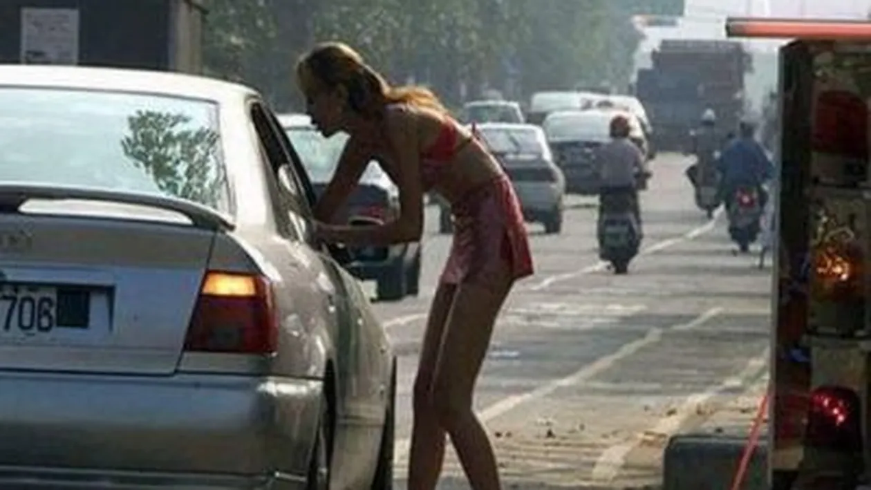 Prostituată pe Autostrada Soarelui, din dragoste pentru iubit. „Asta e puştoaică, e aşa... are mintea slabă“

