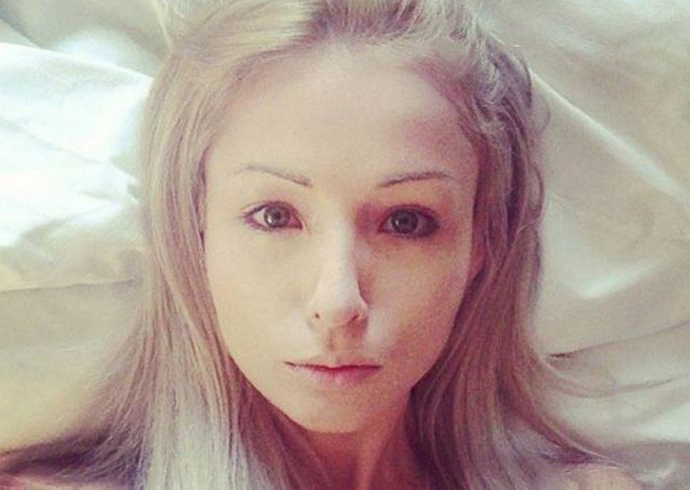 Aşa arată „păpuşa umană“ Barbie fără pic de machiaj