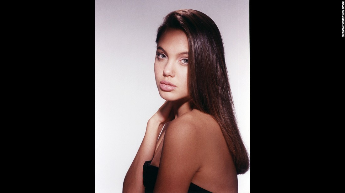 Acum este considerată cea mai sexy femeie din lume! Vezi cum arăta ANGELINA JOLIE la 15 ani