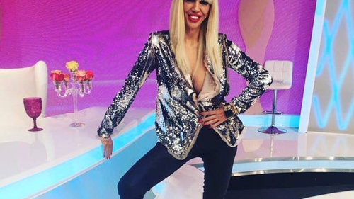 RALUCA BĂDULESCU şi-a schimbat radical look-ul! Vedeta a renunţat la blondul platinat