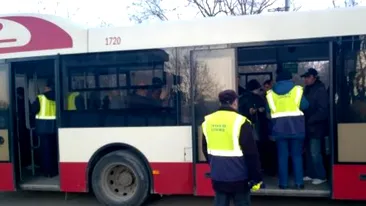 O bătrână a fost umilită de controlor în autobuz, după ce a scăpat banii: ”Vezi că faci mizerie!” Reacția călătorilor și a conducerii RATBV