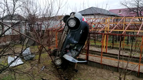 Cascadorie fără voie în Bacău. O mașină s-a înfipt în pământ după un accident