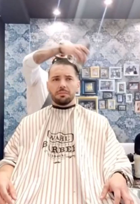 Un frizer, gest impresionant în fața unui client diagnosticat cu temutul cancer! Cum a reacționat bărbatul când a văzut că bărbierul se tunde la zero | VIDEO