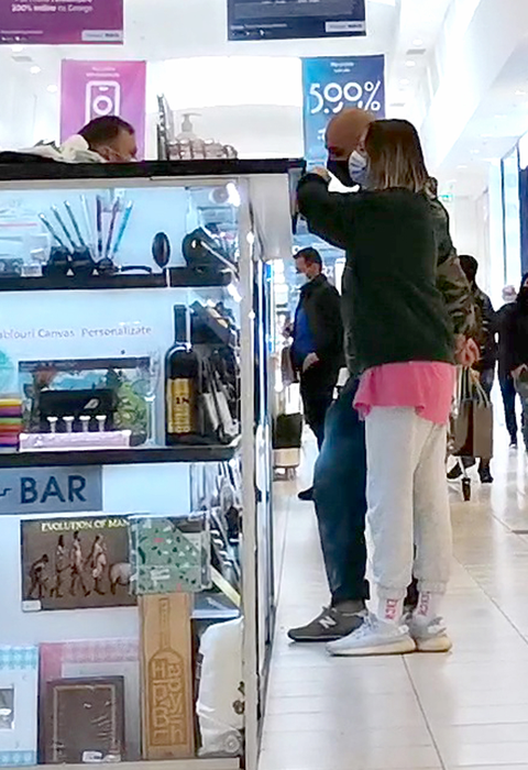 Alexandra Stan, cu “bodyuardul” la shopping. Cum am filmat-o pe “Faimoasă” în “jungla” din mall